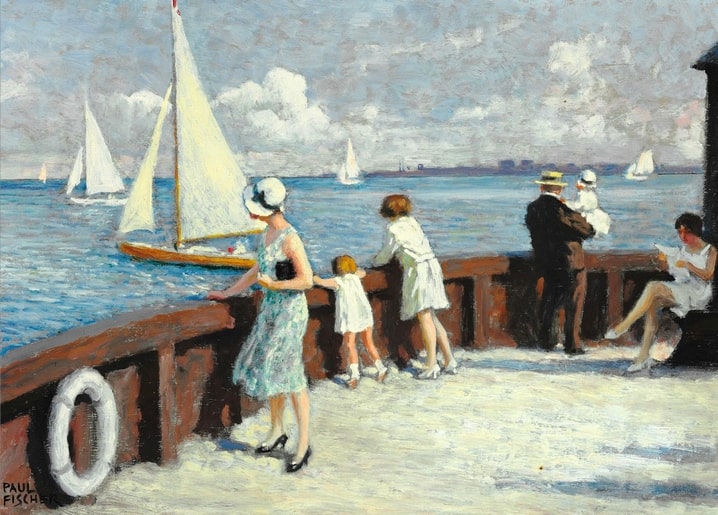 Gemälde von Frauen und Kindern auf einer Seebrücke, die Segelboote beobachten, mit Rettungsring am Geländer