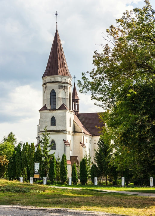 Neugotische Kirche mit hohem Spitzturm in Skalat, Oblast Ternopil