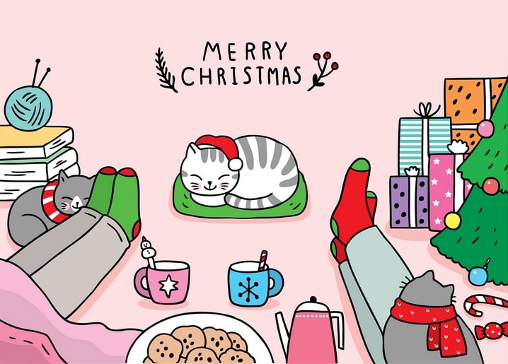 Schlafende Katze in Weihnachtsmütze zwischen Kakao, Geschenken und Weihnachtsbaum