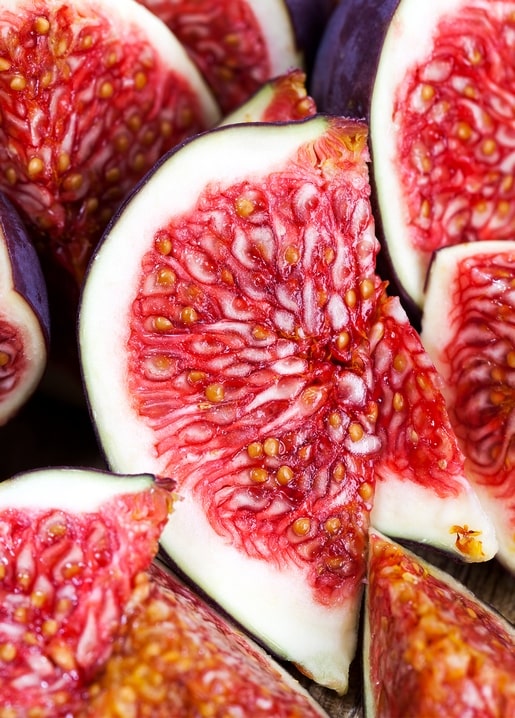 Aufgeschnittene reife Feigen mit tiefrotem Fruchtfleisch und feinen Kernen