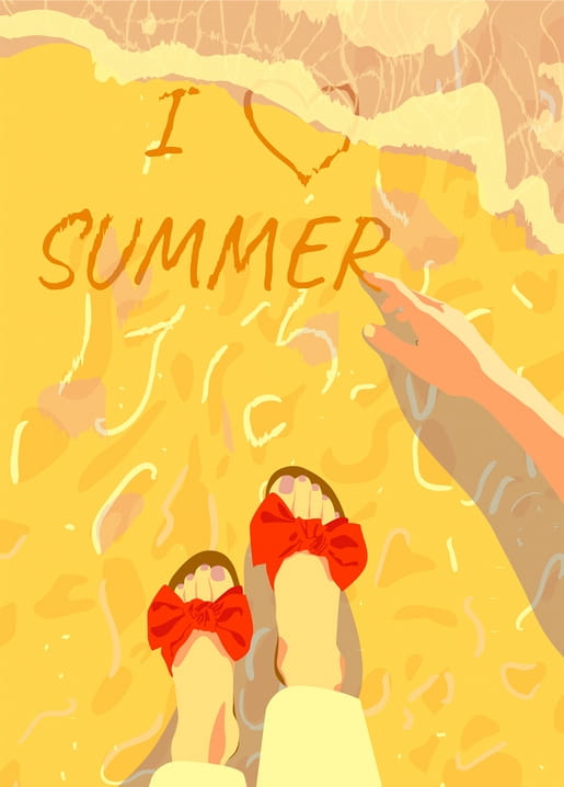Bloße Füße in rot geschleiften Sandalen neben „Ich liebe den Sommer“ im nassen Sand, Welle im Hintergrund