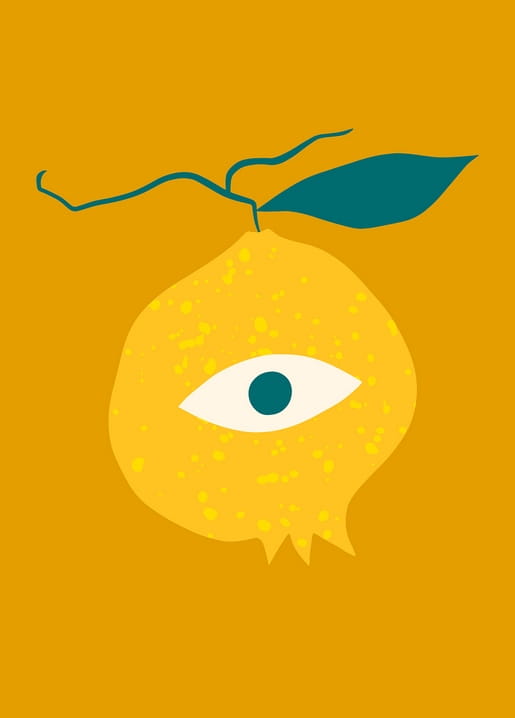 Surreale Illustration einer Zitrone mit Auge und türkisfarbenem Blatt auf senfgelbem Hintergrund