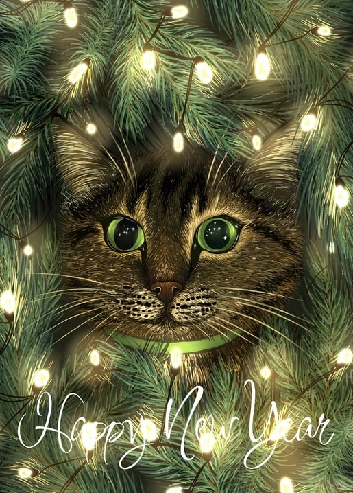 Getigerte Katze mit grünen Augen zwischen Tannenzweigen und Lichterkette, Schriftzug Happy New Year