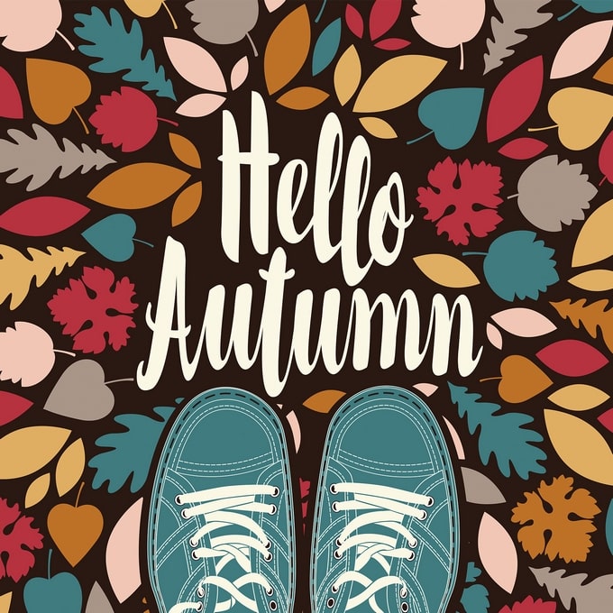 Напис «Hello Autumn» і бірюзові кросівки на різнокольоровому осінньому листі
