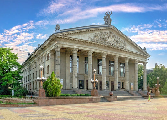 Неокласичний Тернопільський драмтеатр імені Шевченка з колонадою