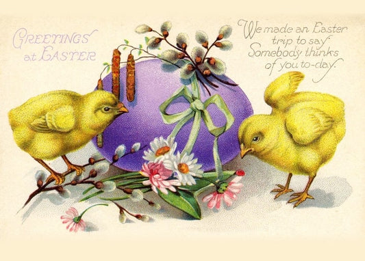 Vintage-Postkarte: zwei gelbe Küken neben lila Ei mit Schleife, Weidenkätzchen und rosa Gänseblümchen.