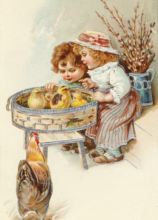Vintage-Illustration: Zwei Kinder betrachten Küken im Korb, daneben ein Hahn