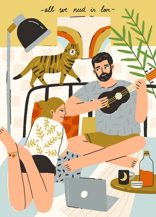 Mann spielt Ukulele im Bett neben seiner Partnerin, getigerte Katze auf dem Kopfteil