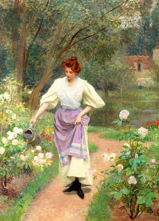 Junge Frau in lila Schürzenrock gießt Rosen an einem Gartenweg