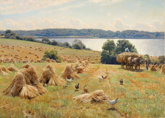 Gemälde eines Weizenfelds bei der Ernte mit Hühnern und Heuwagen am See, von Peder Mørk Mønsted