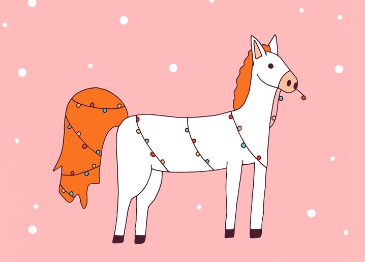 Weißes Pferd mit oranger Mähne, umwickelt mit bunter Weihnachts-Lichterkette auf Rosa