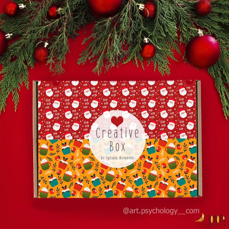 Bastelbox mit Weihnachtsmann-Muster oben und Kakaobecher-Muster unten, umrahmt von Tannenzweigen und roten Kugeln.