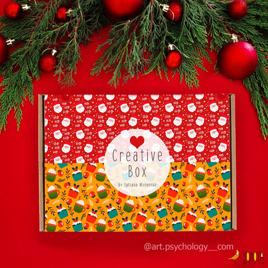 Bastelbox mit Weihnachtsmann-Muster oben und Kakaobecher-Muster unten, umrahmt von Tannenzweigen und roten Kugeln.