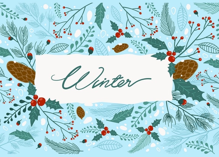 Schneebedeckter Kranz aus Kiefernzweigen, Stechpalmenbeeren und Zapfen um den Schriftzug „Winter“
