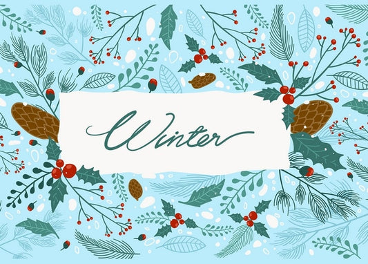 Schneebedeckter Kranz aus Kiefernzweigen, Stechpalmenbeeren und Zapfen um den Schriftzug „Winter“