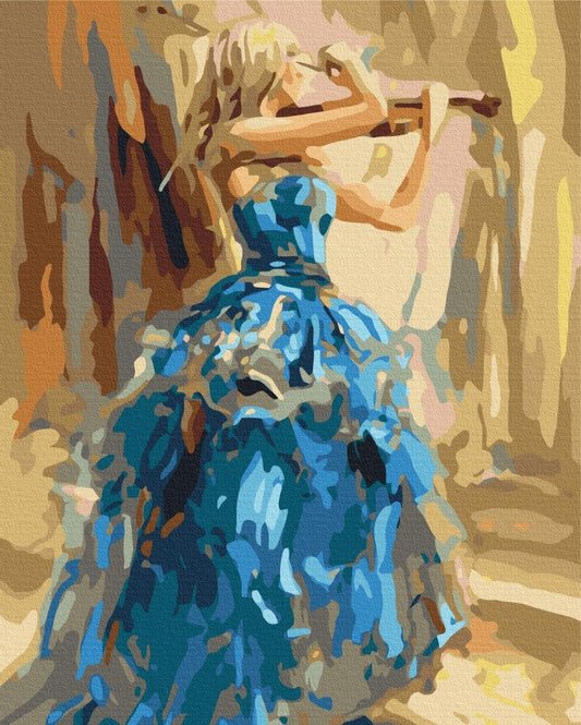 Frau im blauen Rüschenkleid spielt Flöte vor goldenem Hintergrund