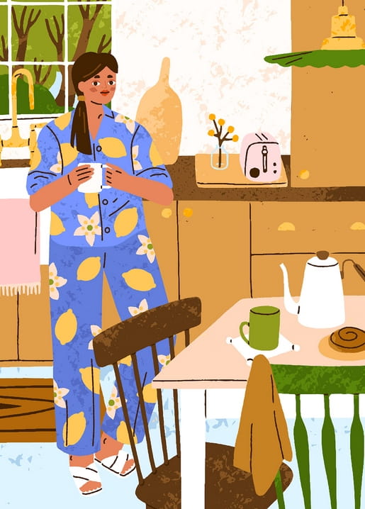 Frau im Zitronen-Pyjama hält eine Tasse in einer gemütlichen Morgenküche