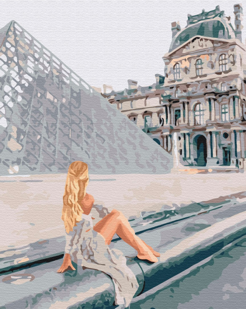 Frau sitzt vor der Glaspyramide des Louvre in Paris, Malen-nach-Zahlen-Motiv