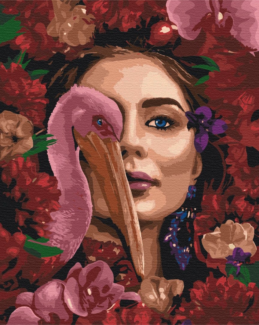 Frauengesicht verschmilzt mit einem rosa Flamingo inmitten dunkelroter Rosen und rosa Orchideen