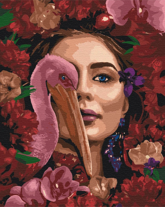 Frauengesicht verschmilzt mit einem rosa Flamingo inmitten dunkelroter Rosen und rosa Orchideen