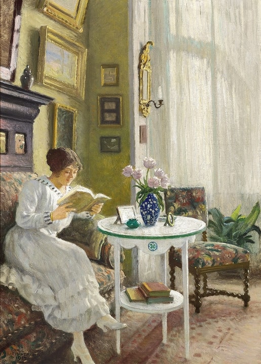 Frau im weißen Kleid liest ein Buch neben einem Tisch mit rosa Pfingstrosen im Belle-Époque-Salon