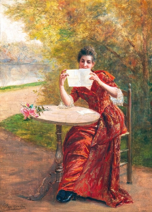 Frau im roten Kleid liest einen Brief an einem Gartentisch am Fluss, daneben rosa Rosen