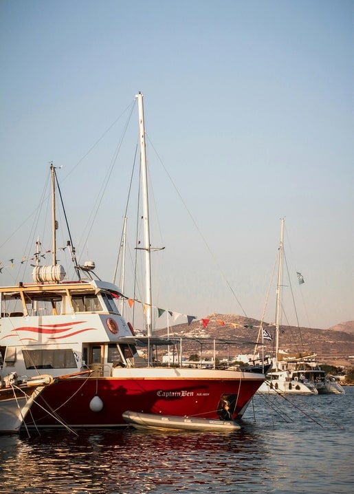 Yacht Captain Ben vor Anker im Hafen bei goldenem Abendlicht
