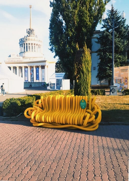 Яскраво-жовта мотузяна лавка на алеї ВДНГ перед центральним павільйоном, Київ