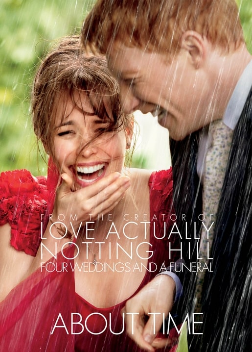Postkarte mit dem Filmplakat zu „About Time“ (2013), lachendes Paar im Regen