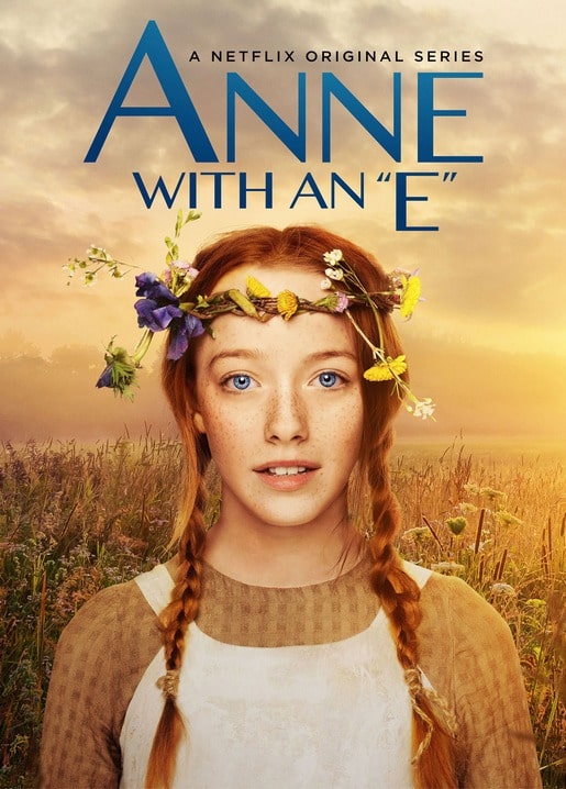 Postkarte „Anne with an E“: Mädchen mit rotem Zopf und Blumenkranz im Weizenfeld