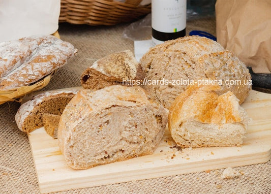 Brotauswahl mit Roggenbrot, Weizenlaib und Baguette auf einem Holzbrett