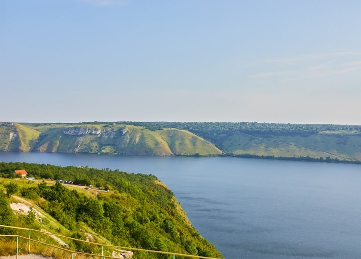 Панорама каньйону Дністра та зелених пагорбів біля Бакоти, Україна