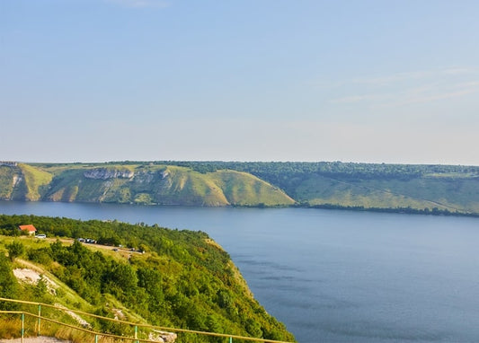 Panoramablick auf die Dnister-Schlucht und grüne Hügel bei Bakota, Ukraine