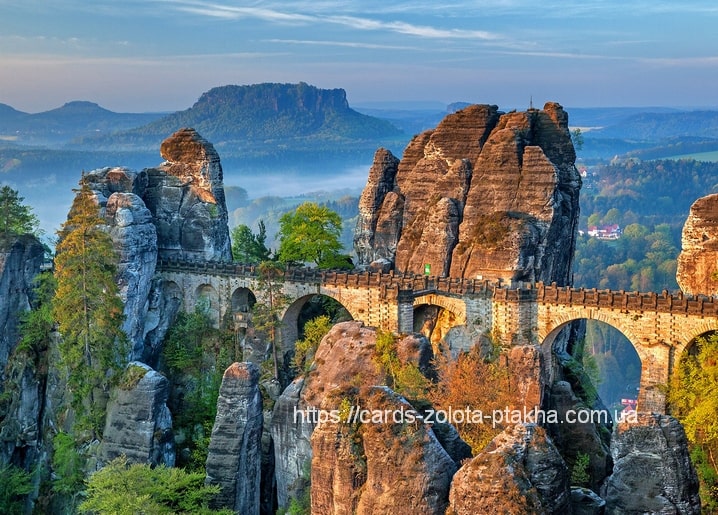 Steinerne Basteibrücke zwischen Sandsteinfelsen im Morgenlicht, Sächsische Schweiz