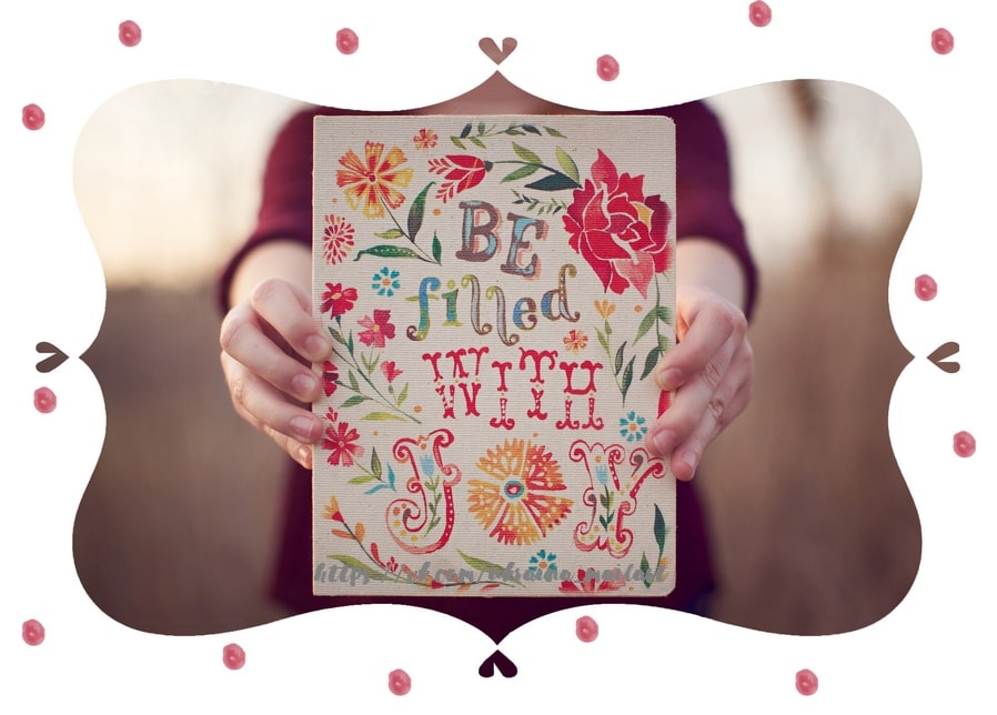Тканинний щоденник з написом «Be Filled With Joy» на тлі осіннього поля