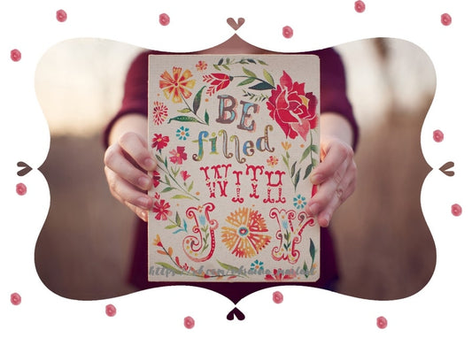 Тканинний щоденник з написом «Be Filled With Joy» на тлі осіннього поля