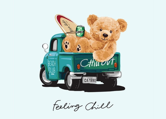 Illustrierter Teddybär in türkisfarbenem Vintage-Pickup mit Surfbrett am Strand