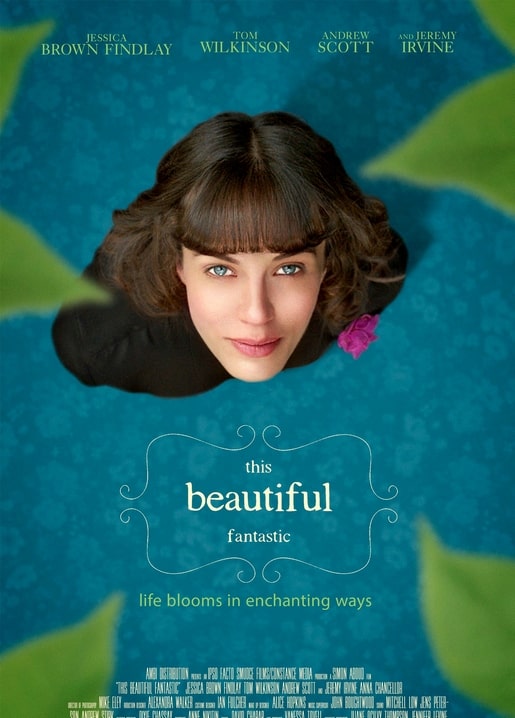 Filmpostkarte zu This Beautiful Fantastic, kopfüber gedrehtes Gesicht vor türkisfarbenem Blumenmuster