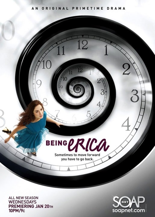 Postkarte mit Being-Erica-Serienposter, Uhrenspirale und Frau im türkisfarbenen Kleid
