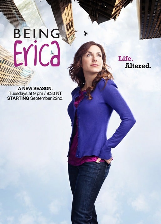 Postkarte mit Being-Erica-Poster, kopfüber hängenden Wolkenkratzern und dem Motto Life. Altered.