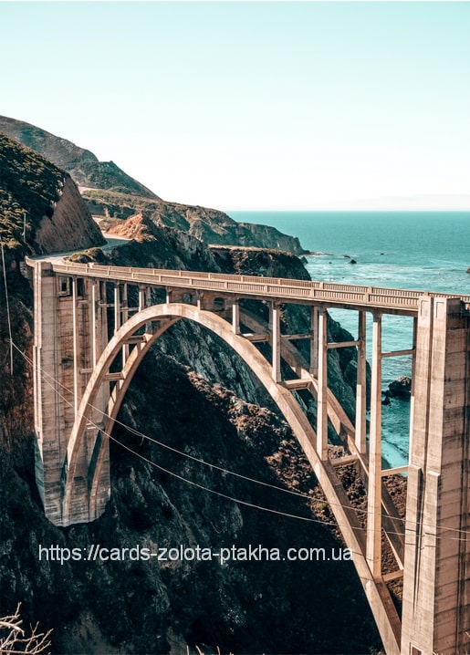 Betonbogen der Bixby Creek Bridge über der Küste von Big Sur und türkisfarbenem Meer