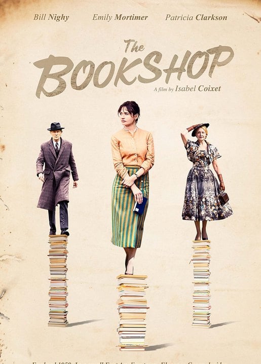 Filmplakat zu 'The Bookshop' mit Bill Nighy, Emily Mortimer und Patricia Clarkson auf Bücherstapeln