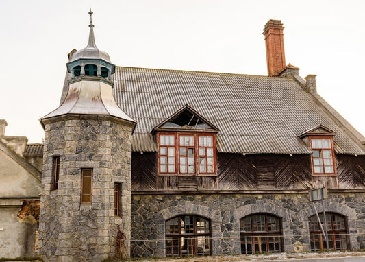 Alte Steinmühle in Nemyriv mit rundem Turm, grünspaniger Spitze und Ziegeldach