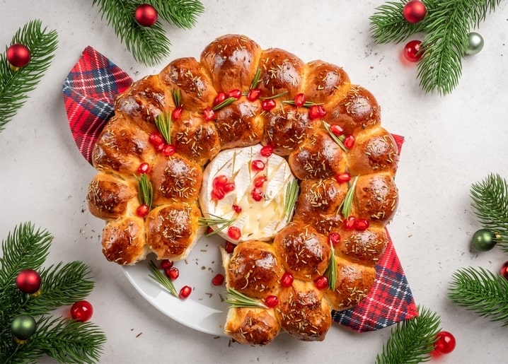 Kranz aus Hefeteig-Röllchen mit gebackenem Camembert und Granatapfel