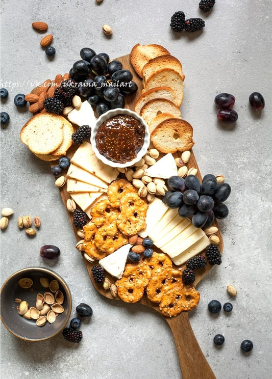 Käseplatte mit Brie, Trauben, Brombeeren, Heidelbeeren, Pistazien und Honig-Dip