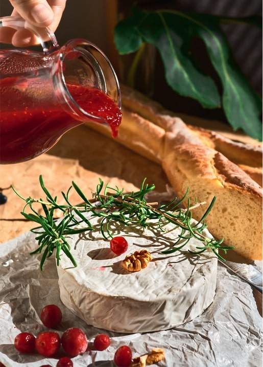 Camembert mit Rosmarin und Walnuss, übergossen mit leuchtender Cranberry-Sauce