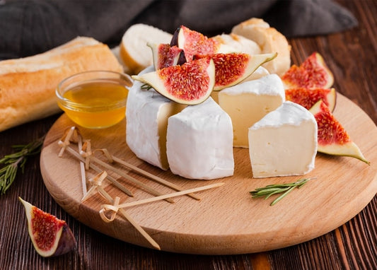 Camembert mit frischen Feigenspalten und Honig, serviert mit Baguette und Rosmarin