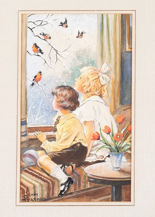 Junge und Mädchen sitzen am frostigen Fenster und beobachten rotbrüstige Gimpel, daneben eine Vase mit roten Tulpen.