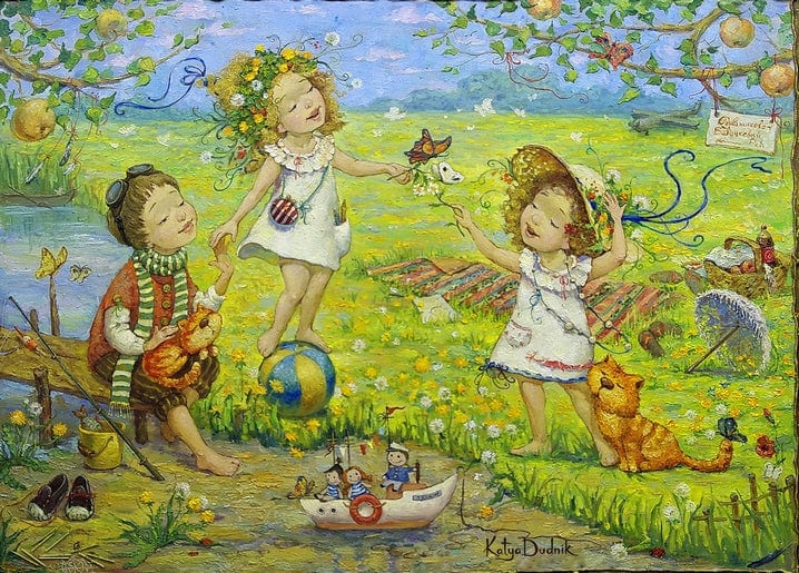 Троє дітей із кошеням, м'ячем і іграшковим корабликом граються на літньому лузі