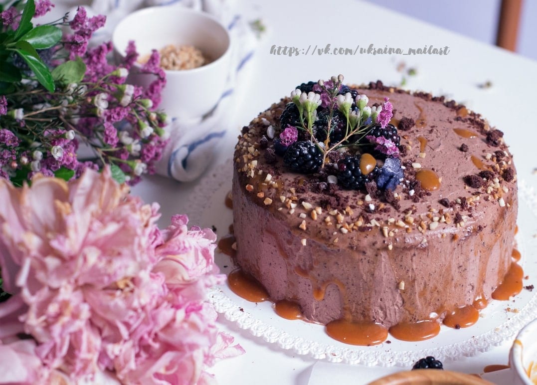 Schokoladenmousse-Torte mit Brombeeren, Karamell und rosa Pfingstrosen